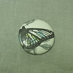 「ステンドガラス風蝶々」柄のブローチ帯留め 1枚目の画像