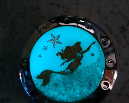 光るホログラムの星と海辺のアリエル風コンパクトミラー☆ 拡大鏡付両面ミラー レジンハンドメイド 満月 星空 冬空
