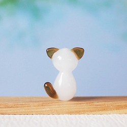 猫 とんぼ玉（ガラスビーズ）（白茶）【限定ビーズ】 1枚目の画像
