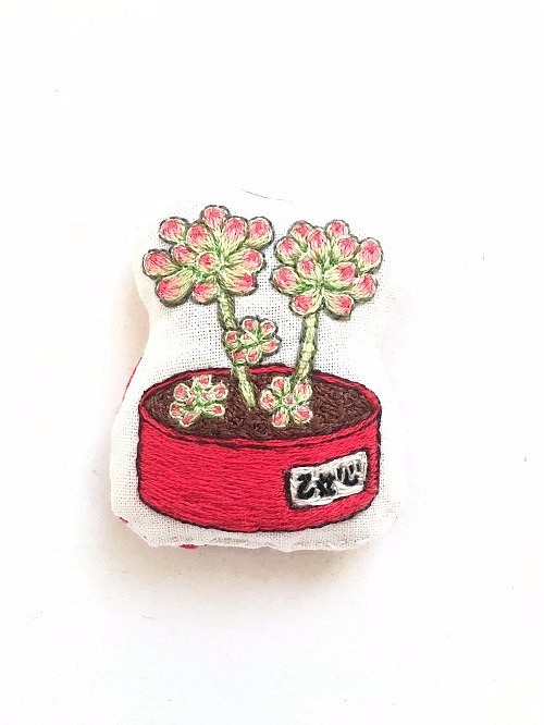 乙女心の刺繍ブローチ(チャーム変更可)ピンク缶 1枚目の画像