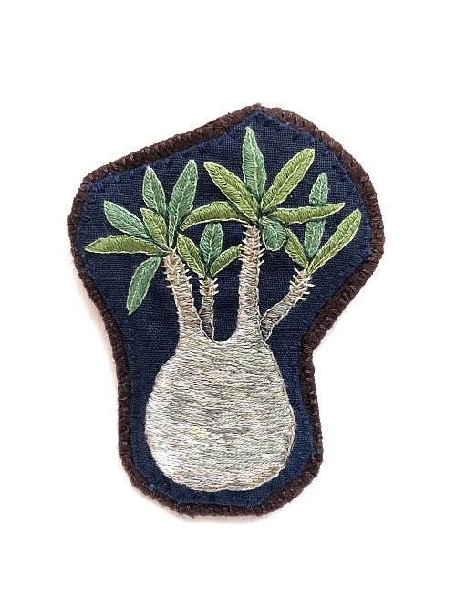 刺繍　ブローチ  フレンチブルドック　塊根植物　パキポディウム　グラキリス