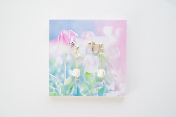 【チューリップ×ホワイト-Full*Bloom-】春を着飾るイヤリング※飾れるフォトパネル付！ 1枚目の画像