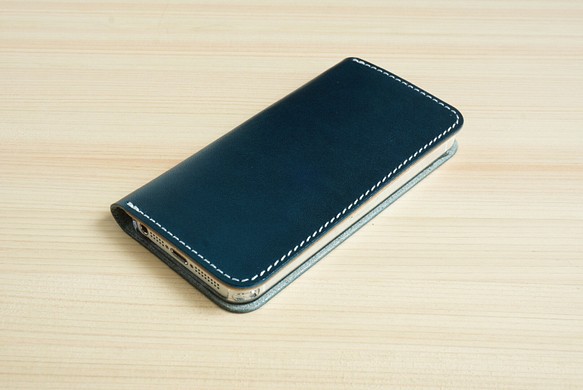 牛革 iPhone5/5sカバー  ヌメ革  レザーケース  手帳型  ネイビーカラー 1枚目の画像
