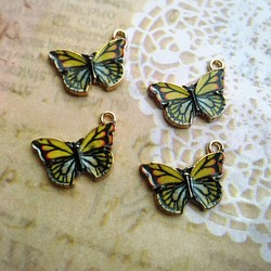 黄色の蝶々ミニチャームセット ハンドメイドアクセサリー 蝶 1枚目の画像