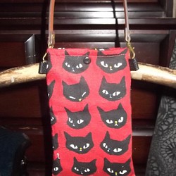 赤の黒猫のスマホポーチ、メガネケース、デジカメ入れにも 1枚目の画像