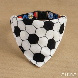 【猫用】サッカーボールのバンダナ（ブラック） 1枚目の画像