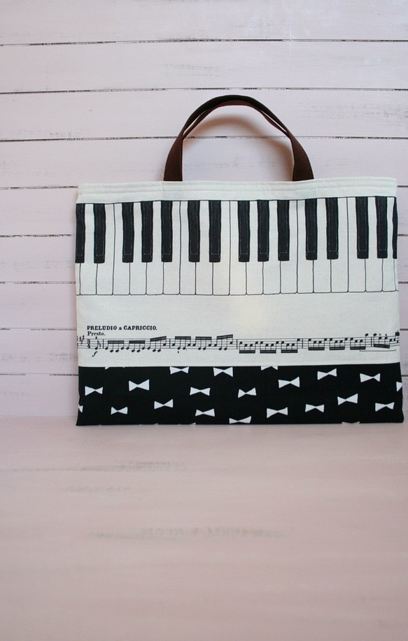入園入学準備　鍵盤と楽譜のクラシックなレッスンバッグ 1枚目の画像