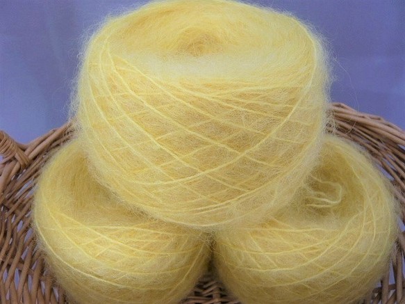 手染めの草木染毛糸（モヘア）No.612　ヒメジョオン　手編み用毛糸 1枚目の画像