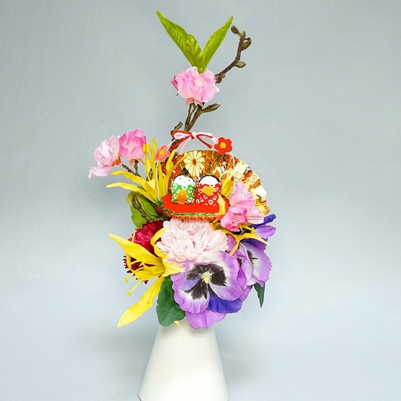 桜とパンジーの雛祭り花瓶アレンジ（紫パンジー） 1枚目の画像