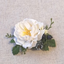 お花のヘアクリップ001_白いお花＆ベリー 1枚目の画像
