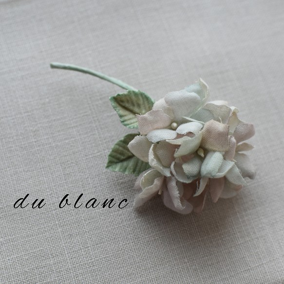 布花 ニュアンスカラーの紫陽花コサージュb コサージュ Du Blancドゥブラン 布花 通販 Creema クリーマ ハンドメイド 手作り クラフト作品の販売サイト