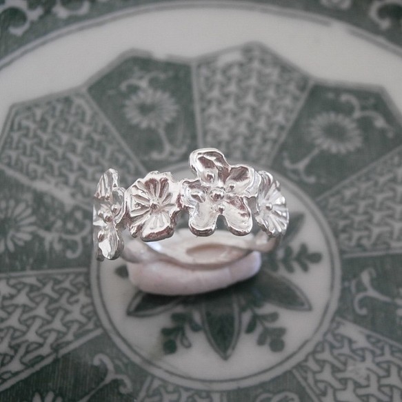 銀製の小さな花の指輪 1枚目の画像