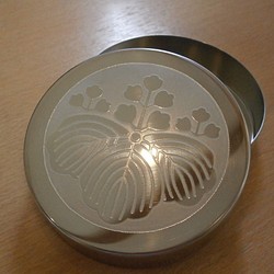 オーダーメイド　直径９０㎜　彫金小物入れ　家紋　ステンレス素材　 贈り物　伝統　工芸品　フォーマル 1枚目の画像