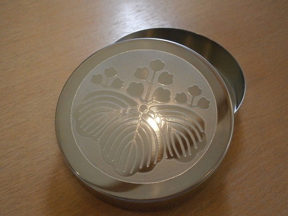 オーダーメイド　直径９０㎜　彫金小物入れ　家紋　ステンレス素材　 贈り物　伝統　工芸品　フォーマル 1枚目の画像