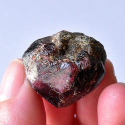 レッドガーネット　マダガスカル産　18g/鉱物・結晶原石 1枚目の画像