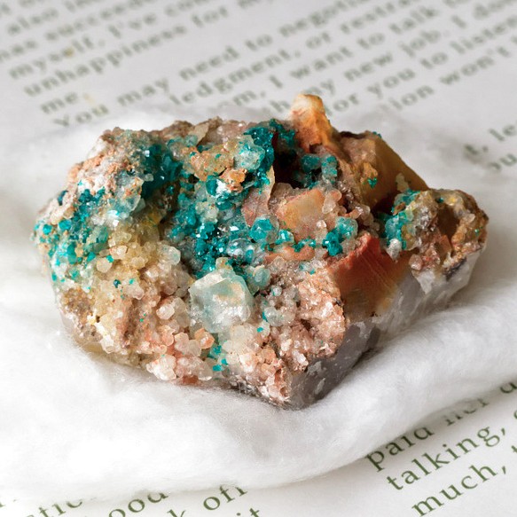 ダイオプテーズ・カルサイト　マトリックス　ナミビア産　75g/ 鉱物・結晶原石 1枚目の画像