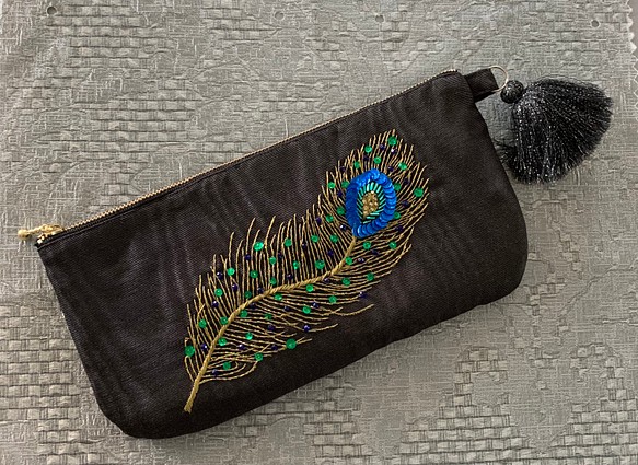 ビーズとスパンコールの孔雀の羽刺繍のポーチ 1枚目の画像