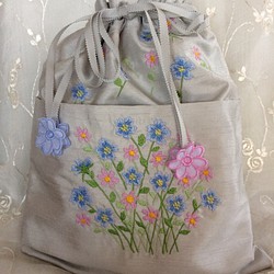 ご予約品再販お花刺繍巾着袋(グレーにピンクの花1) 1枚目の画像