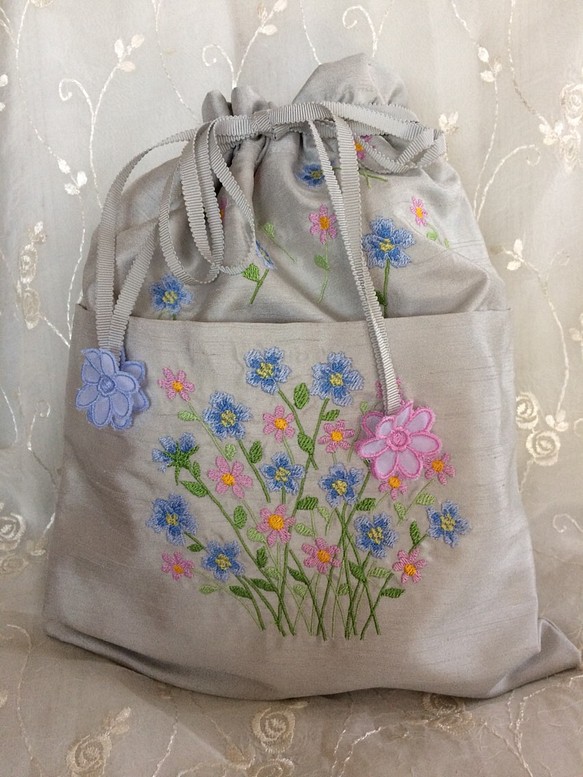 ご予約品再販お花刺繍巾着袋(グレーにピンクの花1) 1枚目の画像