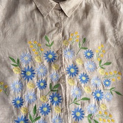 ブルーの花束刺繍のベージュシャツ 1枚目の画像