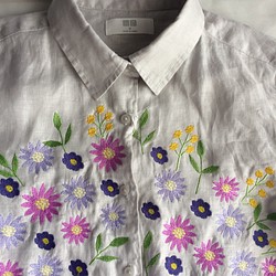 藤色花束の刺繍のグレーシャツ 1枚目の画像