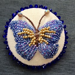 ビーズ刺繍のブローチ(ブルーの蝶々) 1枚目の画像