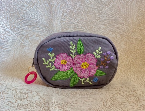 お花刺繍のミニポーチ(ピンクの花) 1枚目の画像