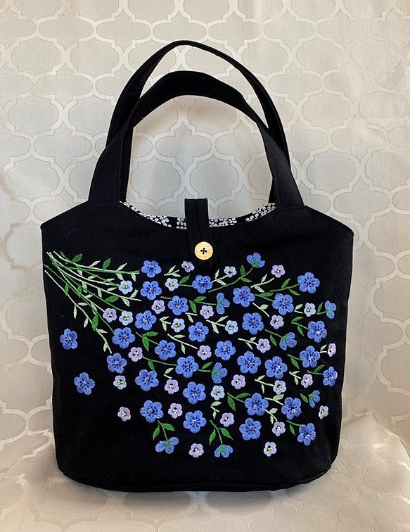 komugi様ご予約品　再販　青い花刺繍とビーズのトートバッグ 1枚目の画像