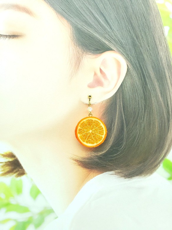 オレンジ（両面細工）小サイズ☆リアルな食品サンプルのフルーツイヤリング 1枚目の画像