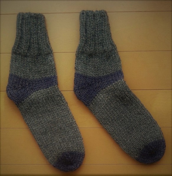 あったか手編靴下　グレー×紫（共に霜降り） 1枚目の画像
