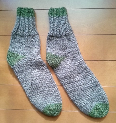 あったか手編靴下　薄茶（霜降り）×　緑（霜降り） 1枚目の画像