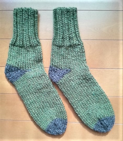 あったか手編靴下　緑（霜降り）×　灰色（霜降り）　 1枚目の画像