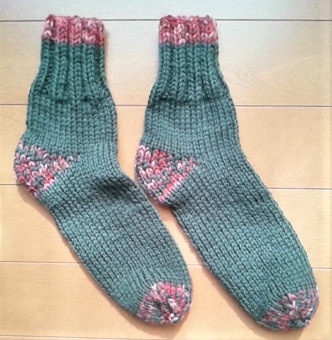 あったか手編靴下　深緑×赤～ピンク（グラデーション） 1枚目の画像