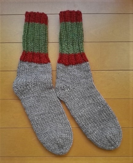 あったか手編靴下　中長め　薄茶（霜降り）×赤×緑（霜降り） 1枚目の画像