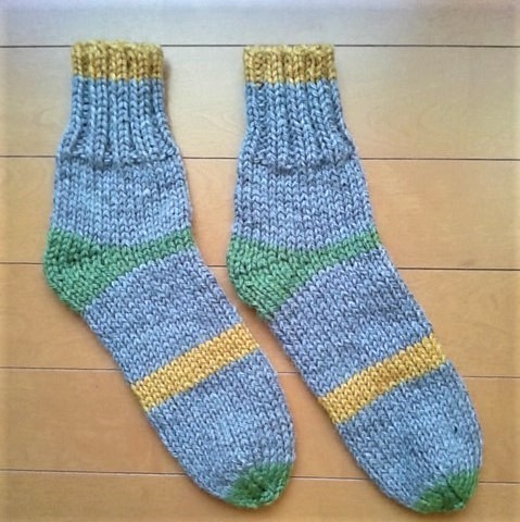あったか手編靴下　黄ライン　×　薄茶（霜降り）×　緑（霜降り） 1枚目の画像