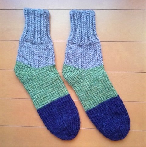 あったか手編靴下　薄茶（霜降り）×　緑（霜降り）×　紫 1枚目の画像