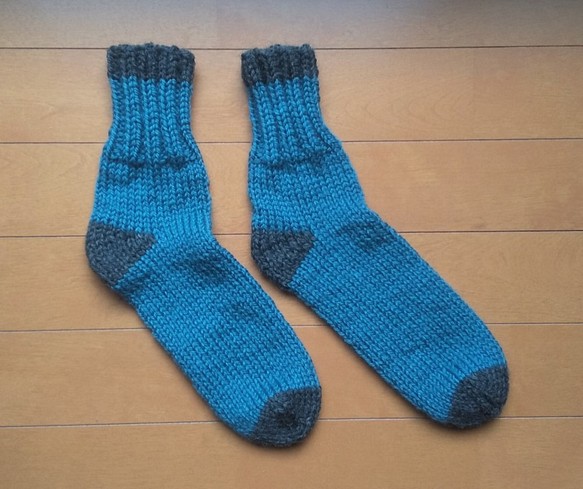 あったか手編靴下　青　×　濃いグレー（霜降り）バイカラー 1枚目の画像