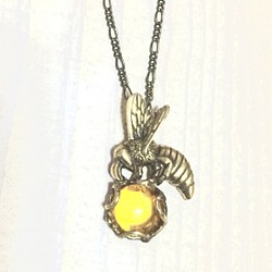 蜂と蜜  (ミツバチのネックレス  真鍮製／琥珀) 1枚目の画像
