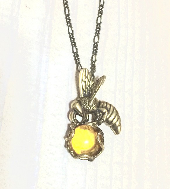 蜂と蜜  (ミツバチのネックレス  真鍮製／琥珀) 1枚目の画像