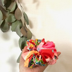 【販売済】着物地から作ったシュシュ　ピンクの絞りと花柄 1枚目の画像