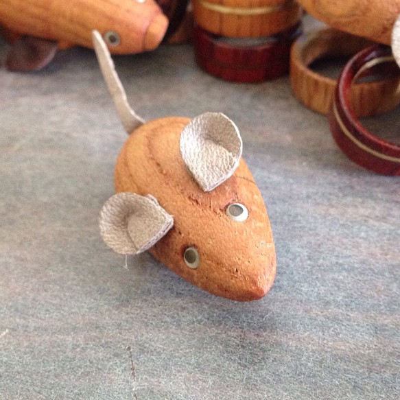 動物のブローチ ネズミ 木製 1枚目の画像