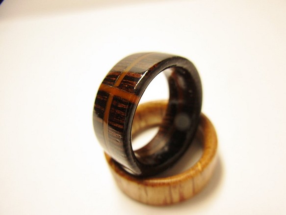 クロスライン入り木製の指輪 ウェンジ 1枚目の画像