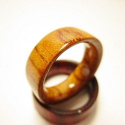 木製の指輪 ケヤキ 艶有り仕上げ 1枚目の画像