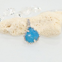 ～鮮やかなブルー～　ブルーアパタイト原石の粒飾りペンダント 1枚目の画像
