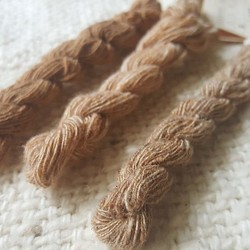 【在庫処分】ゼンマイ綿・自家栽培綿混の手紡ぎ糸　単糸ミニ綛×3 a 秋の福袋 1枚目の画像