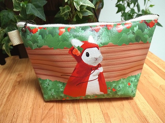 三角袋的兔子圖案（小紅帽草莓） 第1張的照片