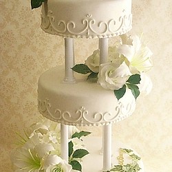 薔薇と百合のウエディング用３段ケーキ 1枚目の画像
