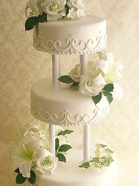薔薇と百合のウエディング用３段ケーキ 1枚目の画像