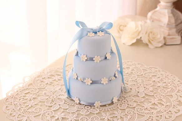 サムシングブルー、小花の３段ケーキ型リングピロー 1枚目の画像