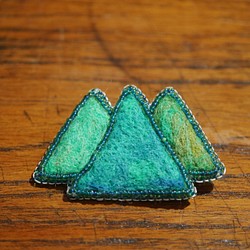 山のキラメキ ブローチ（三角山） 1枚目の画像